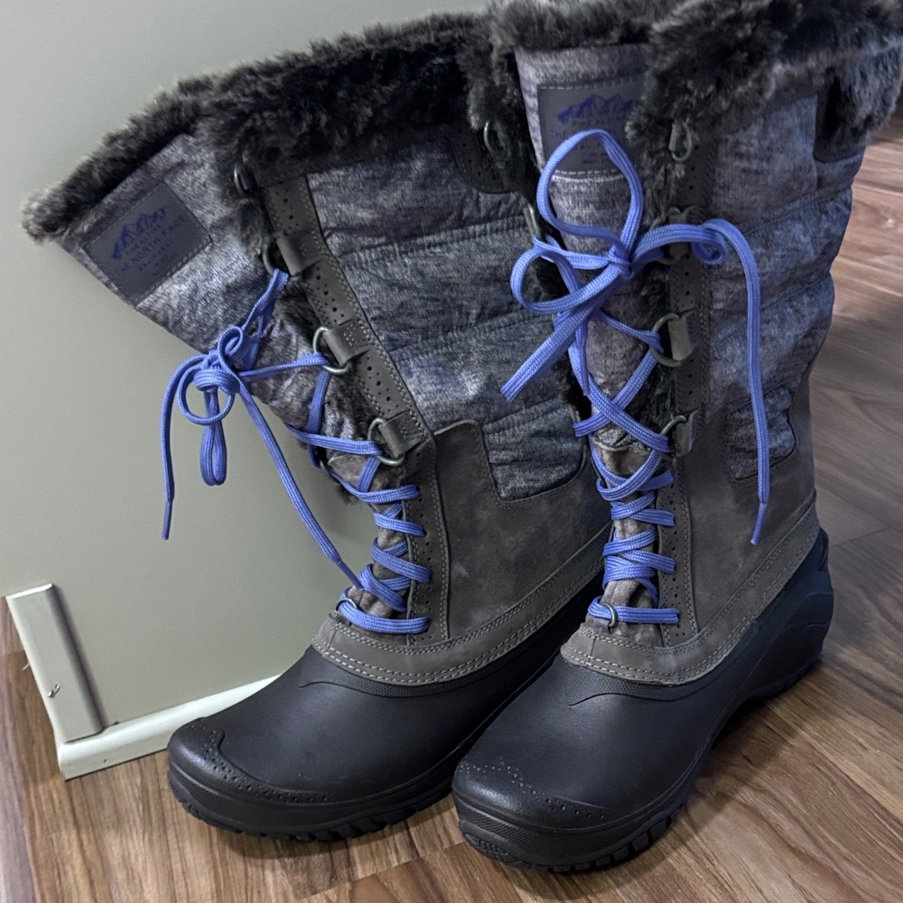 Women's the North Face Boots with Blue Laces - Brand